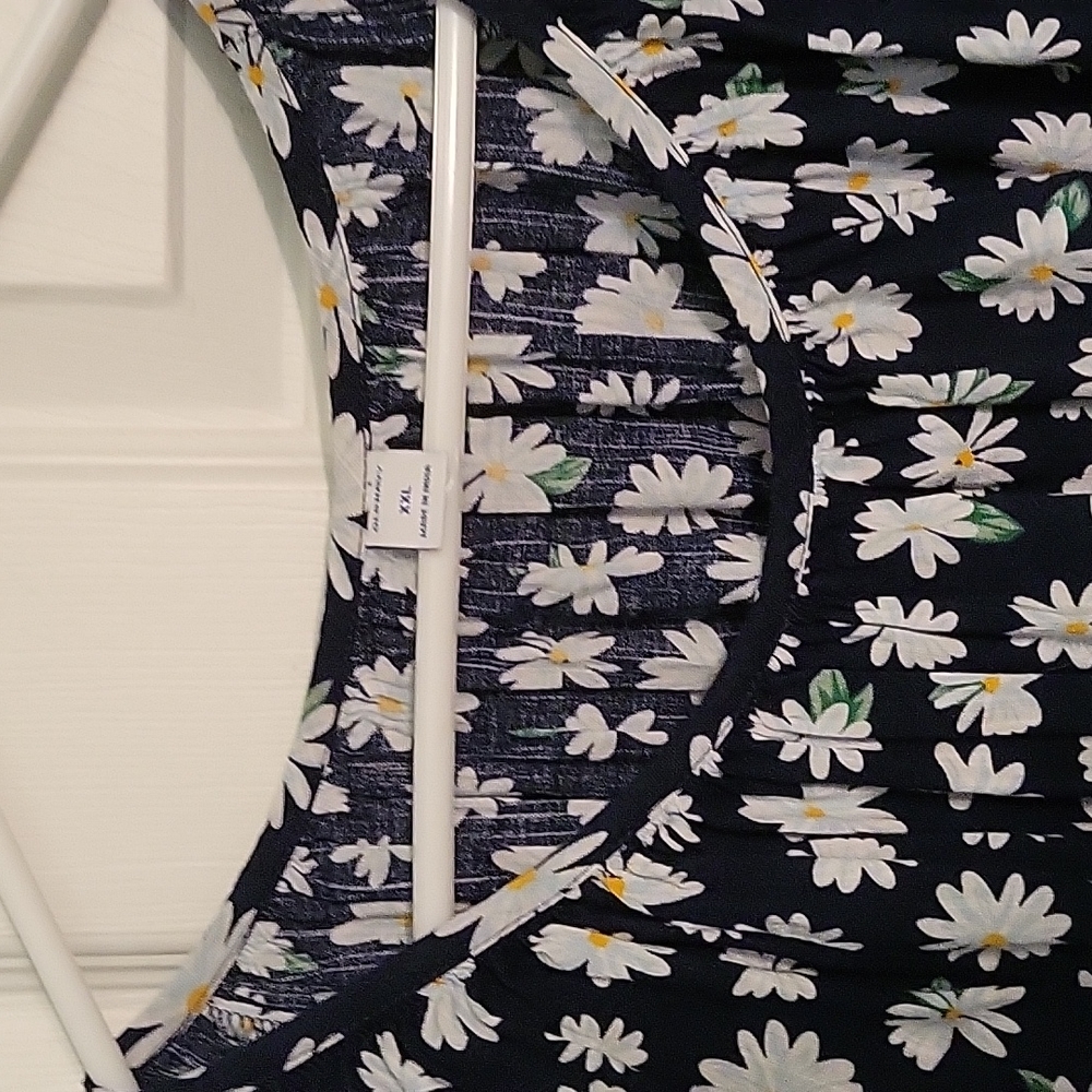 Scoop neck old navy flower top - Picture 6 of 6